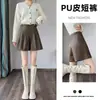 Shorts de cuero negro para mujer, nuevo estilo otoño/invierno 2026, corte holgado, adelgazantes, versátiles pantalones de piel sintética PU, línea A de pierna ancha, corte bootcut, modernos