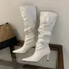 Botas longas de cano alto com bico fino, fivela de metal e tira fina, estilo outono/inverno, com efeito enrugado, modelo Maillard.