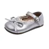 Zapatos de piel para niños 2026 primavera y otoño nuevos estilo coreano versátiles zapatos de princesa con lazo para niñas con suelas suaves y ribete de encaje