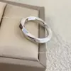 Versión de Gama Alta del Anillo Mobius Completo de Diamantes Gejia Anillo de Pareja Oro Rosa Lujo Accesible Moda Nicho Diseño de Anillo para Mujeres