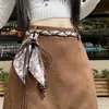 Toma real de la colección Otoño/Invierno 2026, diseño de chica popular, bufanda de seda, cinturón, ante anti-exposición, cuerpo A, ajustado, falda corta