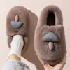 Pantuflas de Algodón Cálidas de Felpa Espesa con Diseño de Hongo de Dibujos Animados para Hombre, Modelo Nuevo de Invierno 2026, con Sensación Acojinada