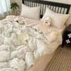 Conjunto de cuatro piezas de algodón fresco y lindo con estampado de dibujos animados, estilo INS de algodón puro, adorable y suave, adecuado para todas las estaciones, juego de tres piezas para dormitorio