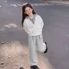 Conjunto de dos piezas de moda para niñas de primavera y otoño con un nuevo diseño de nicho, que incluye una sudadera con capucha de dos piezas falsas y pantalones casuales a cuadros