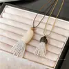 Collar de cordón de cuero con borla de cuentas y perlas, moda nicho de alta gama, cadena exquisita para suéter, simple y versátil, accesorio de lujo ligero