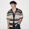 Fornecimento Direto da Fábrica Camisa de Tricô Casual Americana Solta de Manga Curta Moda de Verão Marca Exclusiva Listrada Vazada