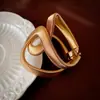 Pulseira Aberta Banhada a Ouro 18k com Zircônia em Formato de Cobra Leve Luxo Sensação de Alto Padrão Pulseira de Nicho Versátil Atacado Mulheres