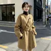 Ropa de abrigo de otoño e invierno para personas bajas, abrigo de lana con cinturón para ceñir la cintura, estilo moderno de longitud media
