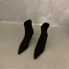 Botas de tornozelo de camurça com salto alto fino e bico fino para mulheres, novo estilo outono e inverno 2024, com forro de pelúcia, salto fino, botas de corte justo estilo coreano