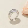 [Personalizado] Anel Brilhante Texturizado Europeu e Americano Transfronteiriço para Mulheres, Anel Assimétrico Elegante de Nicho Banhado a Ouro Cobre Estilo Hip-Hop