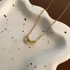 Collar de amor hueco de acero de titanio resistente a la decoloración para mujer, colgante de amor con diseño de nicho de lujo ligero, cadena de clavícula de temperamento versátil