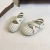 Sandalias cerradas de tejido hueco estilo bosque dulce para niñas bebés, zapatos nuevos para niños pequeños de suela blanda primavera/verano 2026