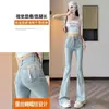 Jeans Feminino Cor Clara Bumbum de Pêssego Micro-desgastado Explosões da Primavera 2025 Cintura Alta Calças Cavalo Pequeno Laço de Ferradura