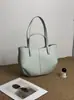 Bolsa de ombro de couro genuíno de grande capacidade para mulheres, nova bolsa tote casual 2026 com padrão de lichia texturizado, bolsa de antebraço fashion