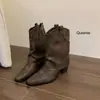 Botas Western Cowboy de Salto Grosso Estilo Retrô 2026 Primavera e Outono Novas Botas de Equitação Bico Fino Corte em V com Rebites Botinhas de Cano Curto