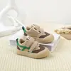 Nuevos zapatos de algodón para niños de otoño e invierno con suelas suaves, superficie de piel y forro de felpa, zapatillas ligeras para niños y niñas