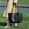 Bolso tote tejido de cuero genuino transfronterizo de gran capacidad para mujer, bolso de hombro para el día a día, modelo nuevo 2026 simple y elegante