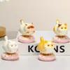 Gato Lindo Colgante Adorno Decorativo para Escritorio de Oficina, Gatito Giratorio de Dibujos Animados Regalo Creativo