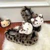 Lindas pantuflas de gatito de dibujos animados con estampado de leopardo y pelo para mujer, pantuflas de algodón para usar en exteriores, pantuflas de slip-on gruesas y antideslizantes para otoño e invierno 2026