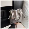Bolsa de Ombro Simples de Prata Estilo Coreano para Mulheres 2025 Novo Modelo Versátil Texturizada para o Dia a Dia Transversal com Corrente de Ombro Bolsa Saco