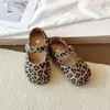 Novidade Verão 2026 Sapatos Rasos de Uma Tira para Meninas, Sapatos Mary Jane com Estampa de Leopardo, Sapatos Pequenos de Couro Versáteis e Fashion