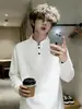 Camiseta Henley de color blanco grisáceo, corte regular, manga larga para hombre, sudadera de peso pesado otoño estilo americano patchwork deconstruido, capa base de cuello alto