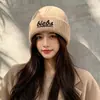 Nuevo gorro de punto estilo coreano 2026 con bordado simple de letras, un gorro de otoño versátil y cálido para mujer, diseñado para hacer que la cara parezca más pequeña