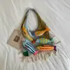 Bolsa de lã tricotada feminina com design único e detalhes de franjas, adequada para férias e uso casual, pode ser usada como bolsa de mão ou bolsa tote de ombro.