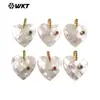 Wt-Jp483 Colgante Blanco con Patrón de Cuadros Dulce y Romántico, Forma de Corazón, Concha Blanca, Circón de Colores Incrustados, Textura Lisa