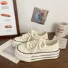 Zapatos de lona color crema con suela gruesa, estilo delgado, nuevos para primavera y verano 2026, versión coreana de nicho, zapatillas blancas casuales para estudiantes