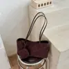 Bolsa de Hombro de Felpa Suede Marrón Mate Retro Otoño 2026 Gran Capacidad Versátil para Viajes Diarios Ligera de un Solo Hombro para Mujer