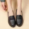 Estilo Outono e Primavera 2026 Sapatos para Mães Couro Solado Macio Sapatos de Uma Sola Confortáveis Antiderrapantes para Mulheres de Meia-Idade e Idosas Sapatos de Trabalho em Couro