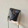Bolsa de Celular de Corrente em Couro Genuíno da Moda, Novo Modelo Chanel 2026, Padrão de Diamante com Pedras Preciosas, Pequena Bola Dourada, Bolsa Feminina de Ombro Único em Couro de Bezerro