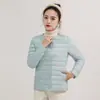 O mesmo estilo de jaqueta de plumas leve com forro interno, adequada para esportes ao ar livre transfronteiriços, apresenta uma gola redonda de alta qualidade que pode ser convertida em um top de gola V.