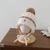 Gorro de lana con pompón estilo coreano para niños, moderno y versátil, con diseño de oso de retazos, gorro de punto para abrigarse al aire libre y proteger los oídos, gorro sin cierre para niños