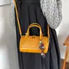 Bolso bandolera coreano texturizado con un toque de lujo ligero, bolso pequeño cuadrado simple de verano, nuevo bolso de hombro tejido versátil para mujer 2026