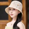 Sombrero de pescador tejido calado floral estilo coreano para niñas, adecuado para salidas de primavera y verano, sombrero tipo cubo que hace que la cara se vea más pequeña, versátil y adecuado para un look natural