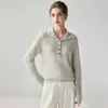 Emagrecedor e versátil! Suéter feminino de cashmere de corte solto com gola semiaberta e fechamento por botões, uma malha macia e confortável perfeita como peça base