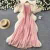 Estilo de Luxo Leve e Elegante, Vestido com Decote Halter Embellished com Diamantes, Vestido Longo Rosa de Verão Sem Mangas com Cintura Alta, Corte Evasê Plissado com Toque de Alto Padrão
