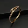 Pulsera cruzada europea y americana nueva de lujo ligero con forma de serpiente de diamantes abierta moda temperamento simple joyería no descolorible pulsera