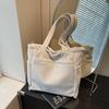Bolso de Terciopelo Rayado de Moda Exterior Individual para Mujer Otoño e Invierno 2024 Nuevo Llegada Bolso de Hombro Único para Axila Bolso Tote de Gran Capacidad para Viajes