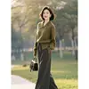 Un Conjunto Completo de Atuendos Elegantes, de Nicho y Únicos, Hermosos Tejidos Verdes, Trajes Casuales de Pantalón para Mujer a Principios de Primavera