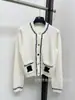 Versión de Gama Alta Marca L 26 Nuevo Estilo Primavera/Verano Bolsillo Bloque de Color Botón con Letra Cuello en V Manga Larga Cardigan de Punto Top Casual para Mujer