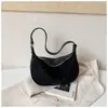 Bolso de hombro de gamuza para mujer, nuevo estilo otoño 2026, moderno y versátil, bolso cruzado de moda, bolso tipo dumpling simple de alta gama