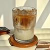 Copo de Vidro Listrado Vertical de Grande Capacidade Estilo Ins com Tampa e Canudo, Copo para Bebida Fria de Aparência Sofisticada, Copo para Suco, Copo para Café, Copo para Água