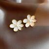 Pendientes de plata con forma de aguja francesa retro con gotas de aceite blanco, con flores y perlas, sencillos y de nicho, ligeros, de lujo y de alta calidad para mujer.