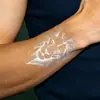 Pegatinas de tatuaje de león geométrico con lámina plateada, modernas y elegantes, impermeables y duraderas, adecuadas para hombres y mujeres, perfectas para el dorso de la mano o el brazo, un diseño genial y audaz
