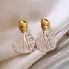 Brincos Texturizados Estilo Retro Europeu e Americano Estilosos e Descolados para Mulheres Luxo Acessível Nicho High-End Brincos de Pino com Cor Metálica Contrastante