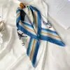 Lenço de Seda Europeu e Americano Moda Feminina Cavalo Geométrico Xadrez Lenço de Seda 70cm Lenço Quadrado Pequeno Lenço Profissional Faixa Decorativa para Cabelo Luxo Leve