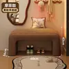 Se puede colocar un banco en la entrada del vestíbulo, sirviendo como banco para cambiarse los zapatos, un banco largo, un banco al pie de la cama, o un banco acolchado suave para el vestidor o el probador, proporcionando un lugar para descansar.